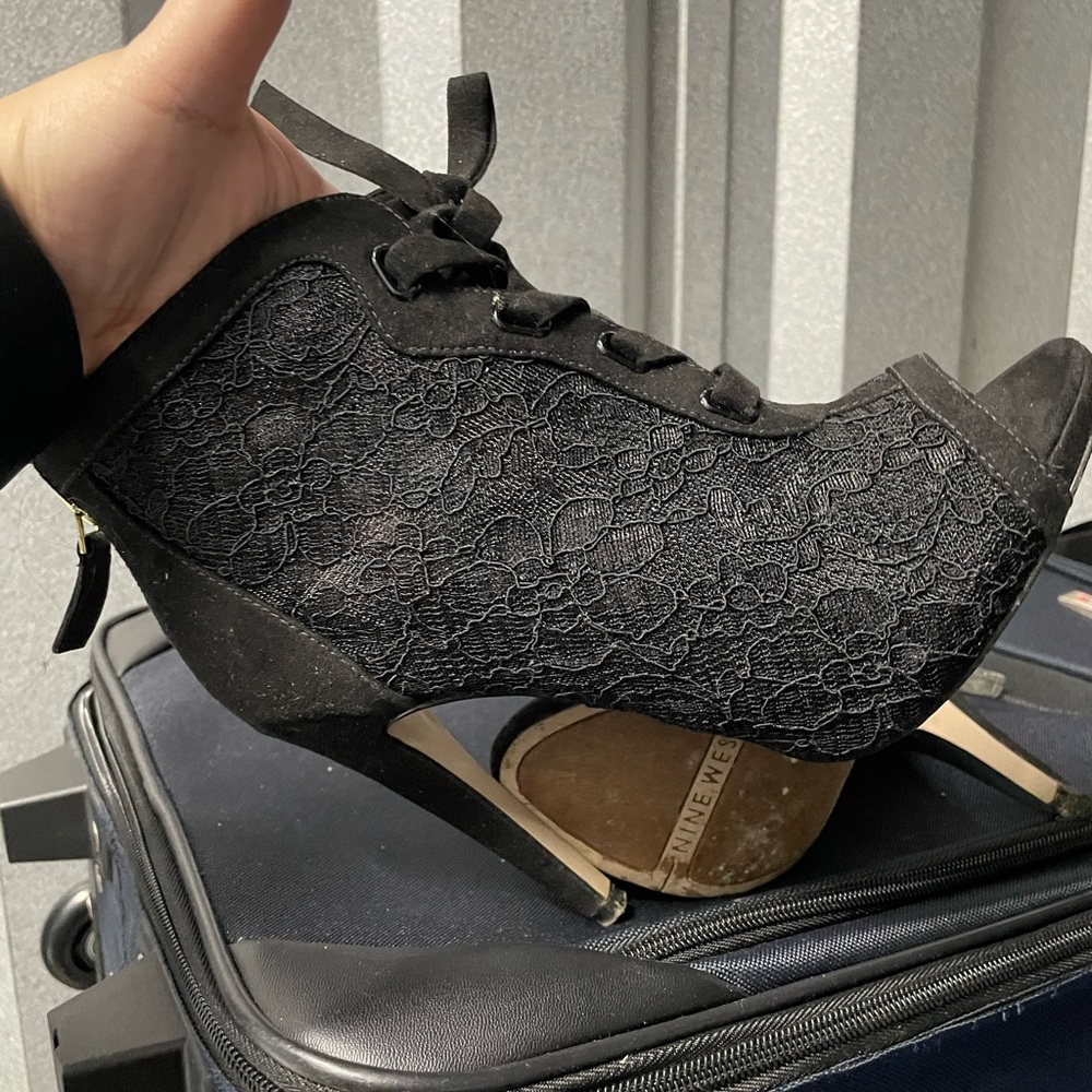 Nine West lace up booties !